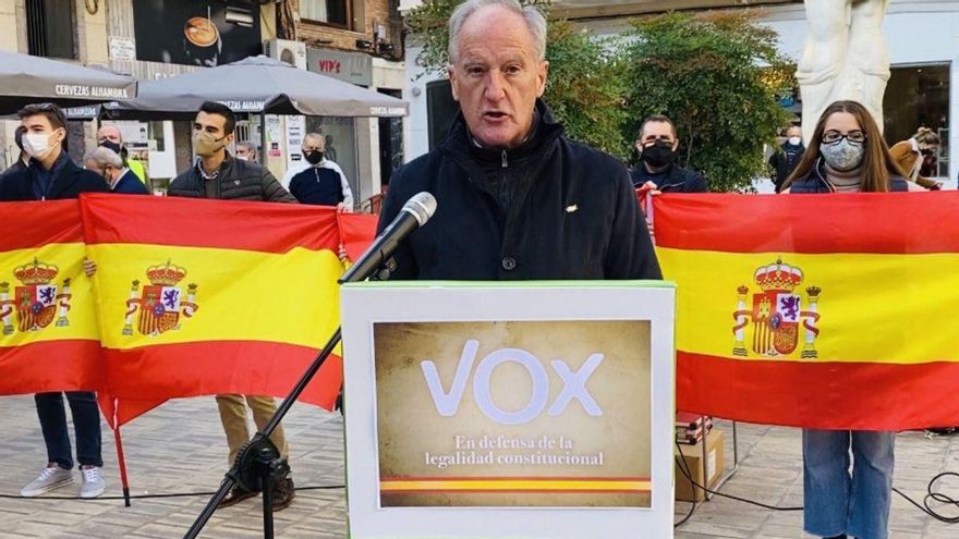 L’accidentat acte del general de Vox a Castelló: tapen la bandera de l’arc de Sant Martí i confonen una associació de campaners amb antifeixistes