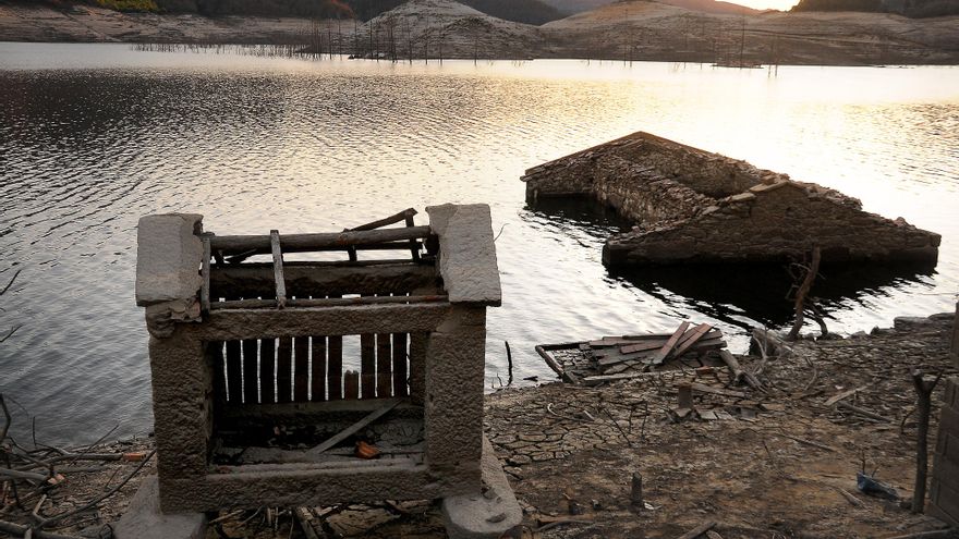 Con la bajada de las aguas emergen también restos de hórreos, construcciones tradicionales para guardar grano.
