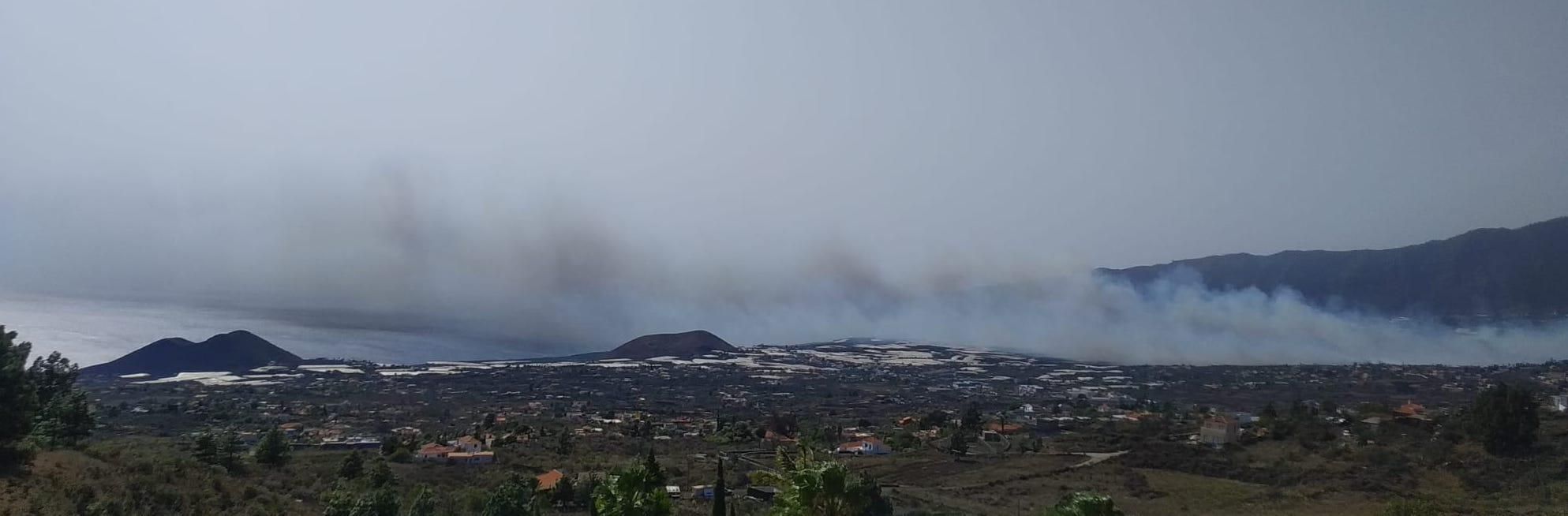 El incendio de El Paso, en la imagen, se ha extendido al municipio de Los Llanos de Aridane. PACO GUIMERÁ
