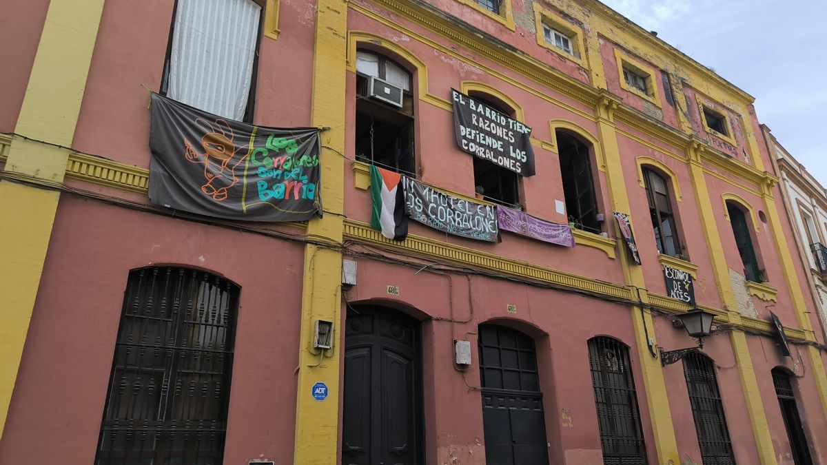 Edificio del corralón de Castellar, cuya vecina sigue siendo vigilada por la empresa de Desokupa contratada por la propiedad.