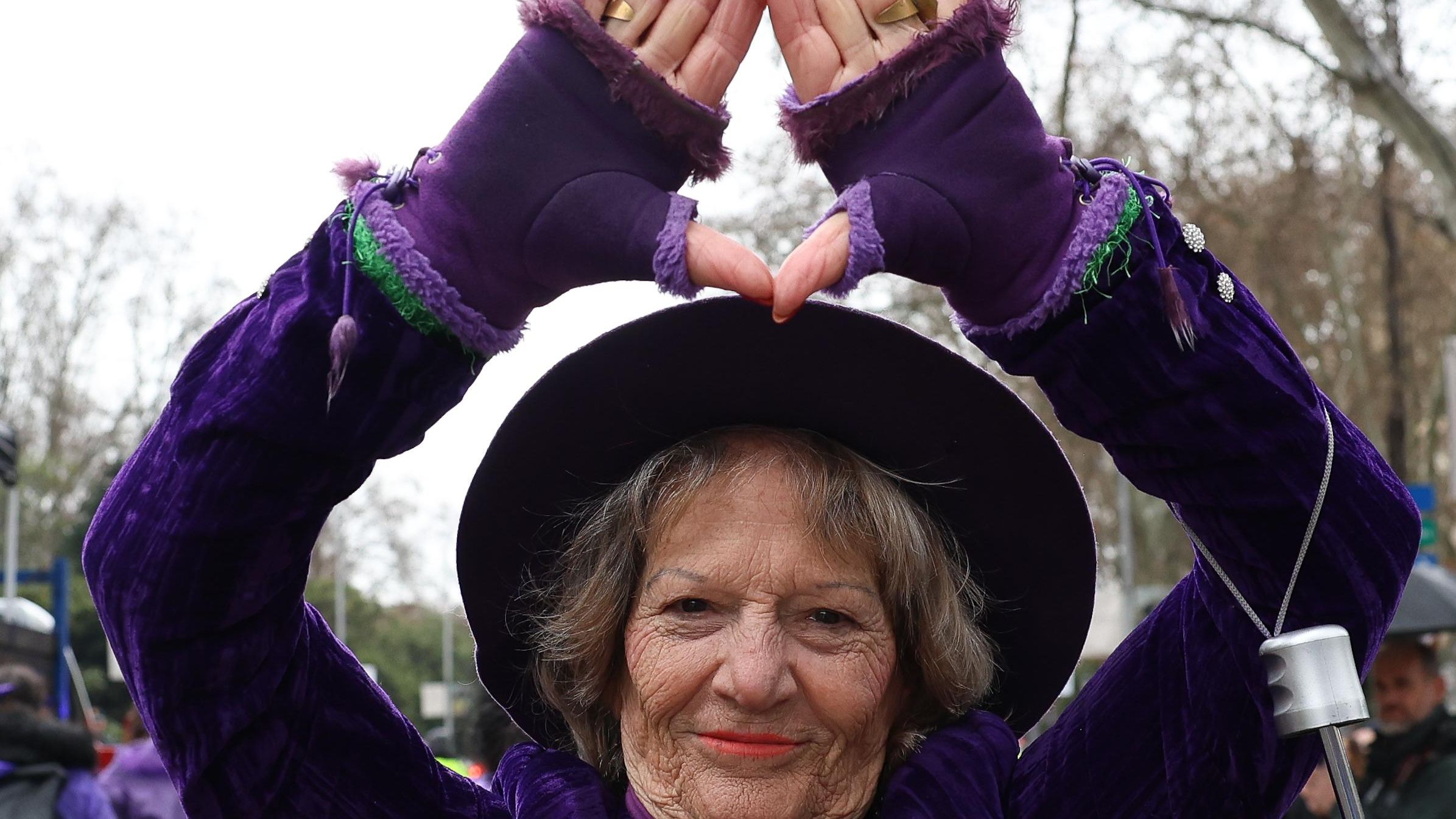 Una manifestante hace el gesto feminista con las manos durante la manifestación del 8M en Madrid.