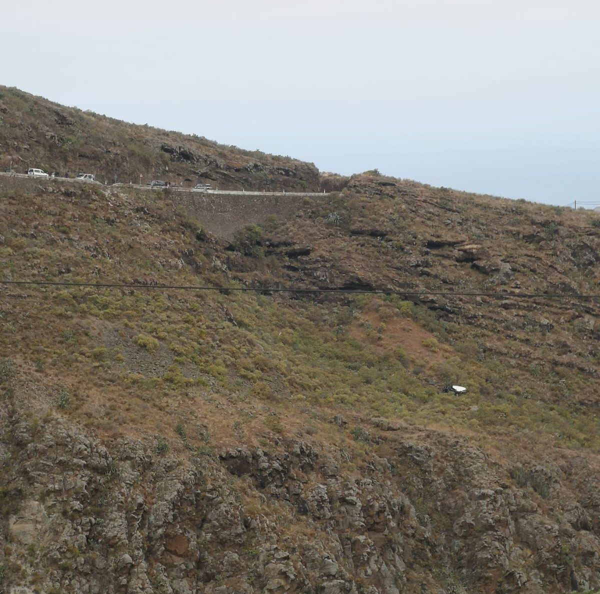 Vehículo accidentado tras precipitarse por un barranco en Gáldar