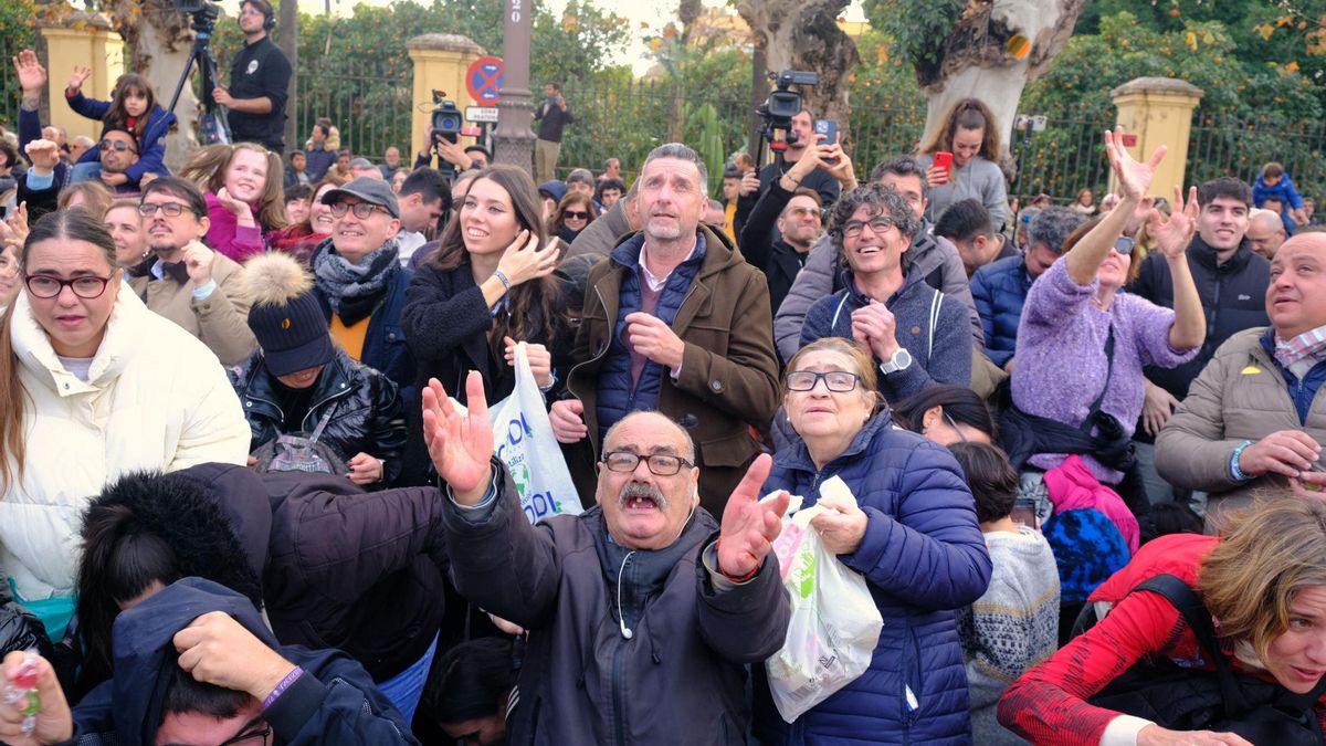 La multitud reclama lo suyo en caramelos