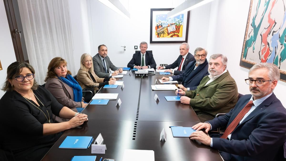 El presidente de la Xunta de Galicia (preside la mesa) se reúne con el Consello Galego de Colexios Médicos