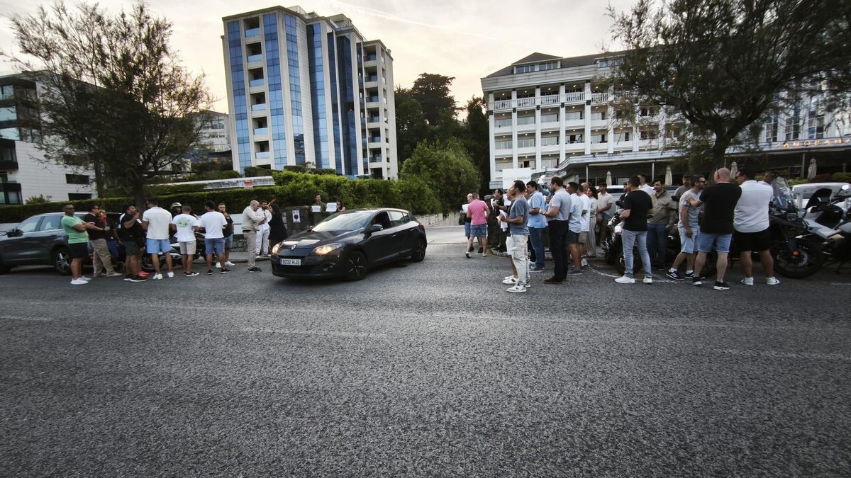 Protesta de policías locales, frente al hotel Chiqui, en Santander.