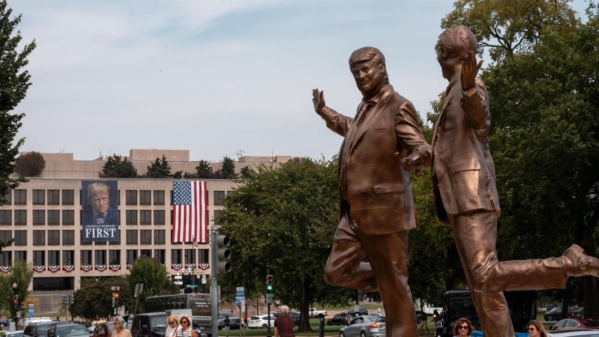 La estatua de Donald Trump y Jeffrey Epstein que ha aparecido en el National Mall de Washington DC esta semana