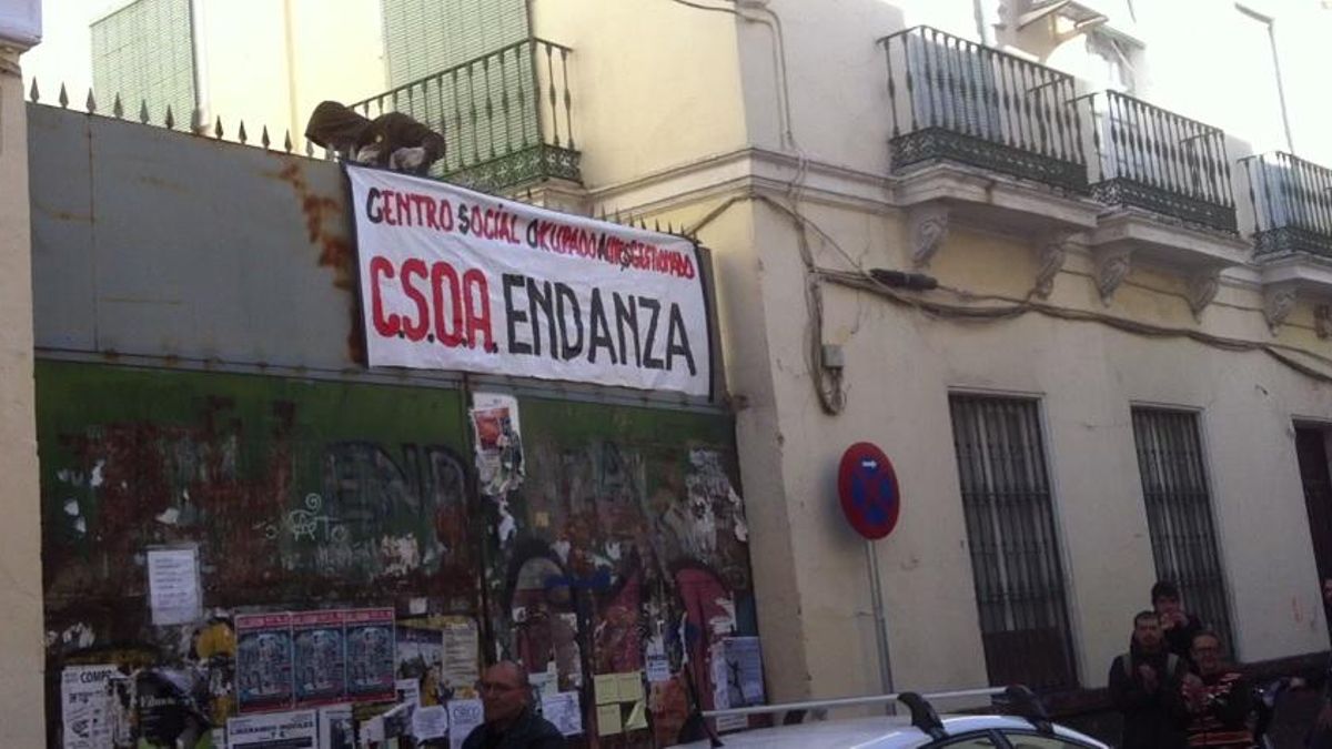 Momento en el que, a finales de febrero, se desplegaba una pancarta anunciando la ocupación del inmueble.