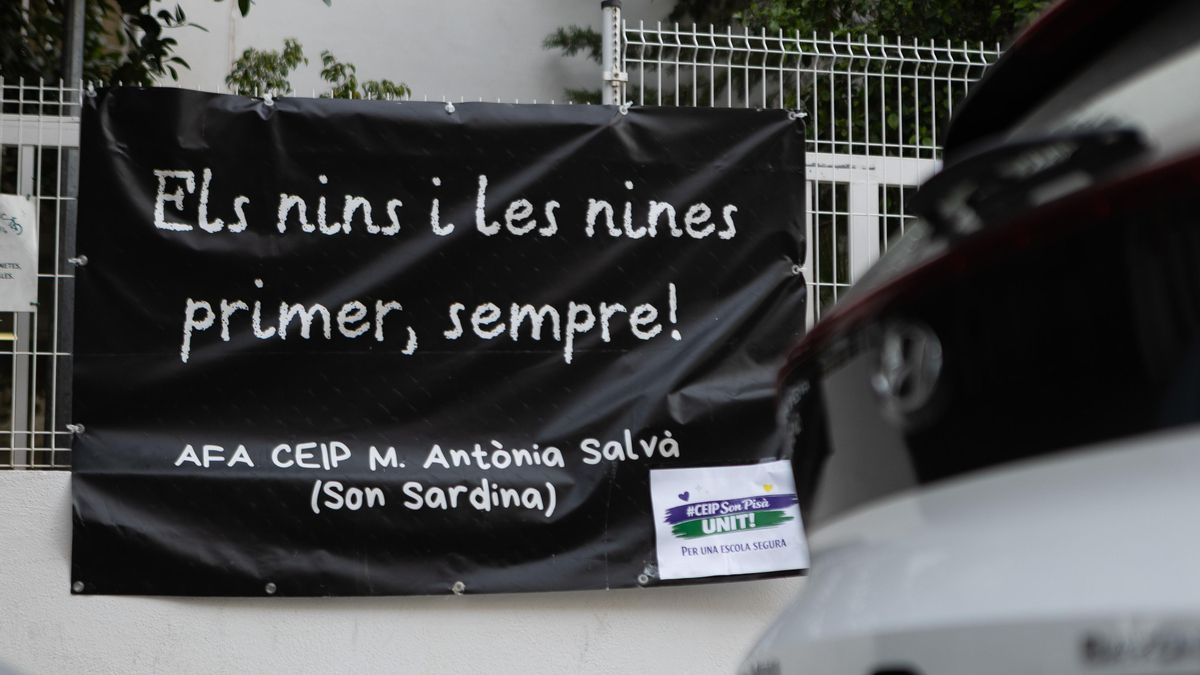 Una pancarta cedida por el CEIP Maria Antònia Salvà, donde anteriormente ejerció el docente, en apoyo a las familias del CEIP Son Pisà