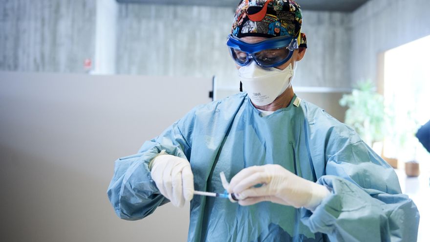 Cantabria descarta fallos en la cadena de frío de las vacunas aplicadas en la residencia de ancianos que registró un brote con 16 casos entre inmunizados