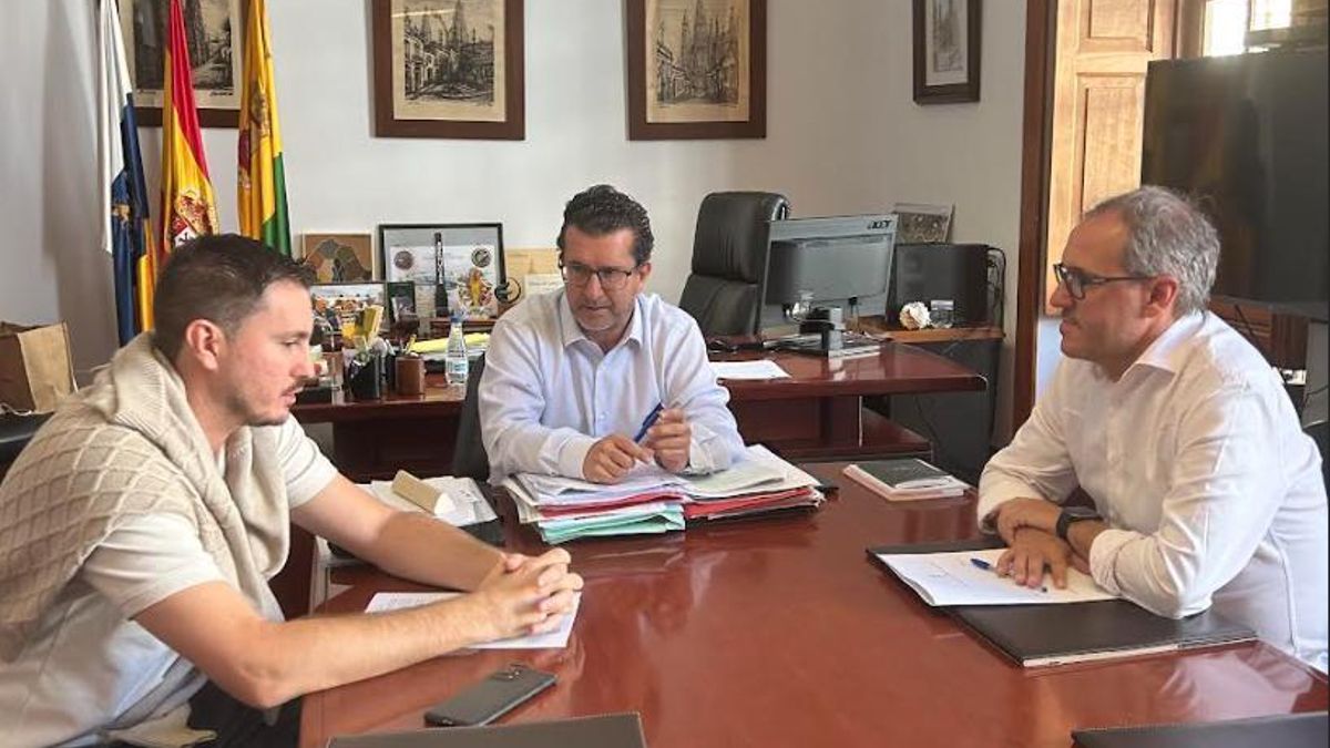 El alcalde de Arucas, Juan Jesús Facundo, junto al concejal de Desarrollo Económico, Oliver Armas y el presidente de la Asociación de Comerciantes de Arucas, César Déniz.
