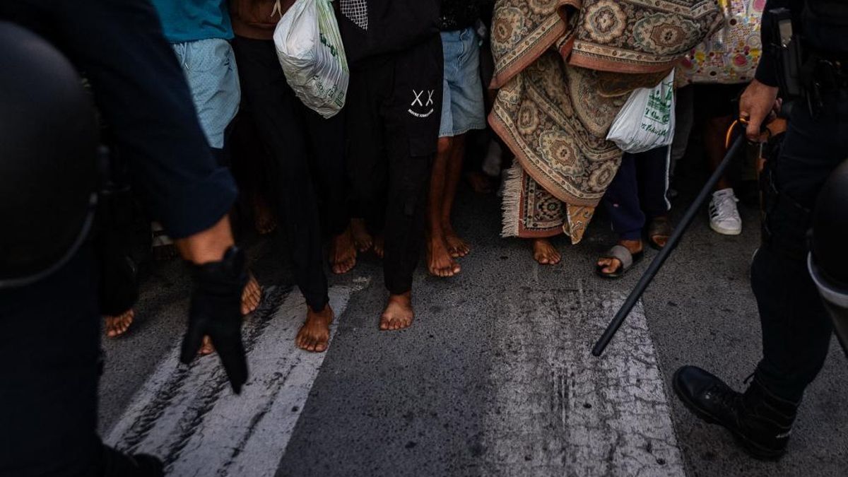 Muchas de las personas que han sido trasladadas les ha pilaldo el desalojo dormidas y han caminado durante 40 minutos descalzas hasta llegar a su destino, el campamento de migrantes.