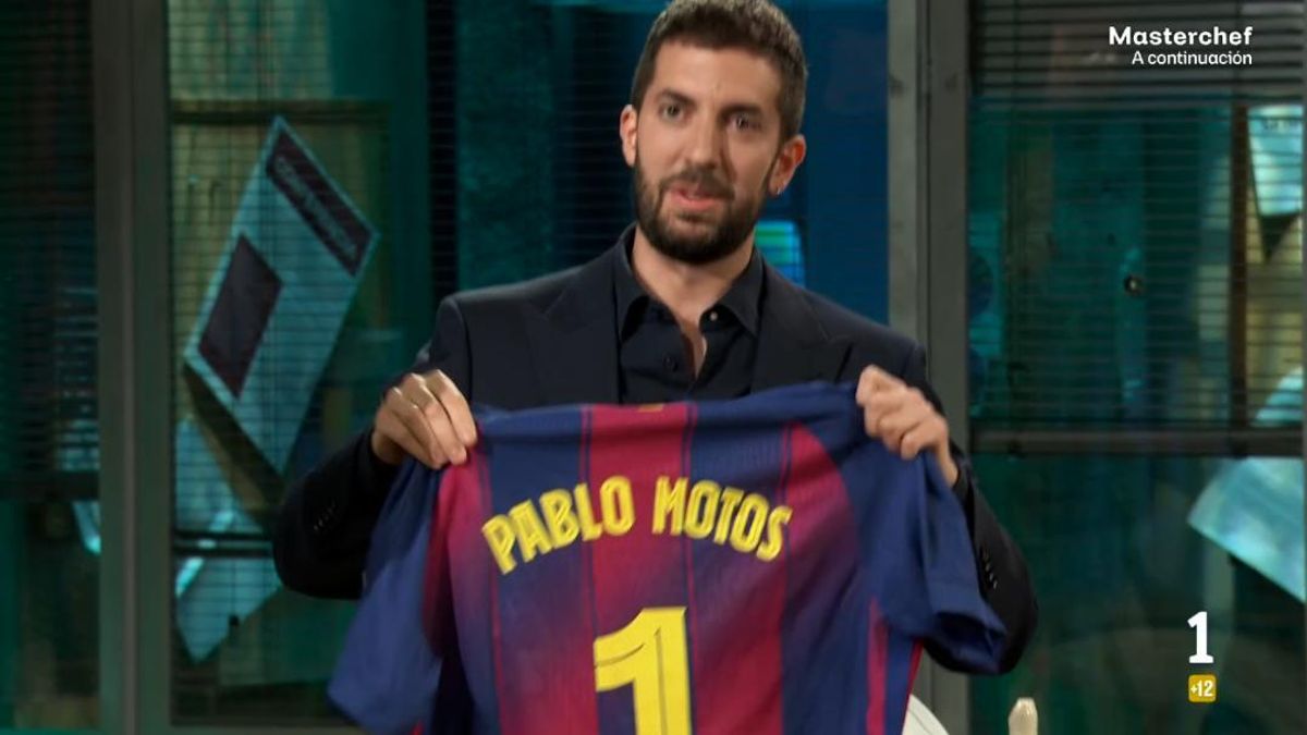 David Broncano con la camiseta de Ronald Araújo en 'La Revuelta'