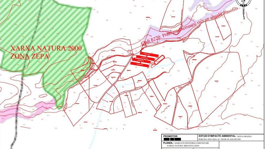 Plano del proyecto, que muestra la proximidad a una zona protegida (en verde).