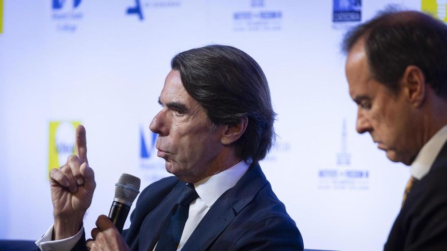 El expresidente del Gobierno de España José María Aznar (i), habla junto con el ex presidente de Bolivia, Jorge 'Tuto' Quiroga, durante el X Diáologo Presidencial sobre 'Latinoamérica y el fin de sus dictaduras' organizado por el Grupo IDEA este miércoles, en la universidad Miami Dade College (MDC), en Miami (EE.UU.)
