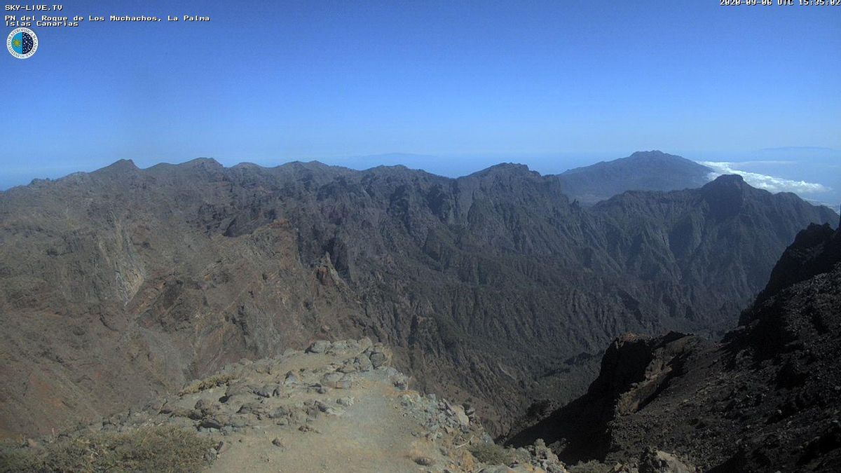 Cumbres de La Palma. Imagen captada este domingo de la webcam de Sky Live TV del IAC en el Roque de Los Muchachos (Garafía).