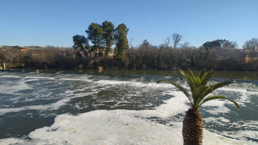 El "drama" del río Tajo en Toledo: medio siglo de contaminación sin que cesen las espumas ni el trasvase