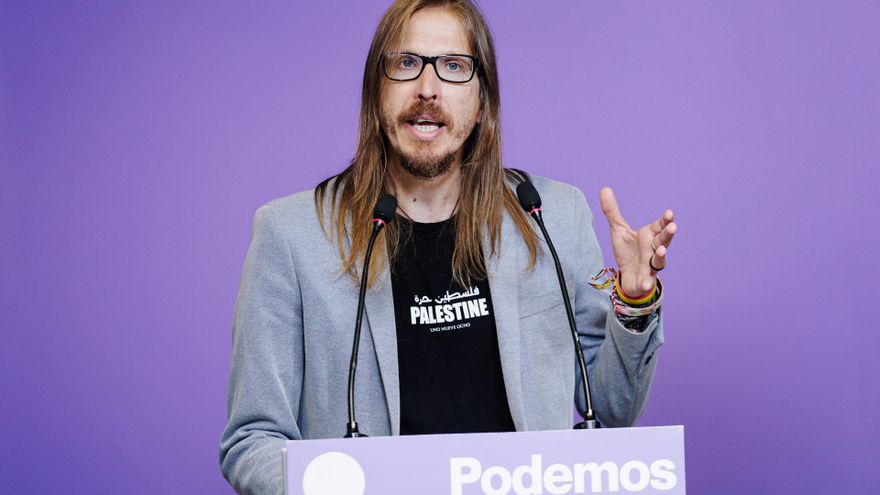 El secretario de Organización y portavoz de Podemos, Pablo Fernández, ofrece una rueda de prensa para analizar las consecuencias de las protestas propalestinas en la última etapa de la Vuelta a España, a 15 de septiembre de 2025, en Madrid (España).
