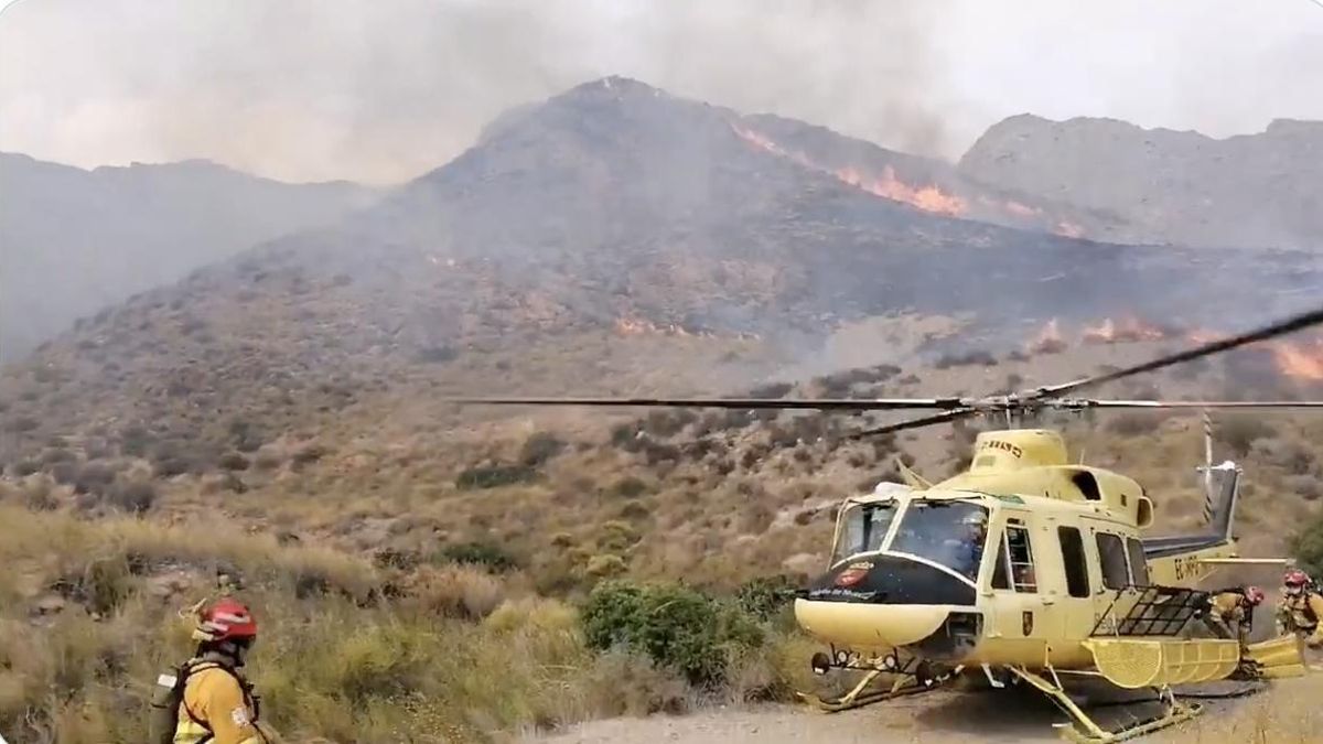 Un incendio forestal obliga a desalojar una decena de viviendas en Mazarrón