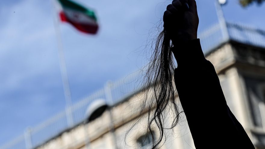 La canción “For” se ha convertido en el himno de las protestas desatadas en Irán por la muerte de Mahsa Amini, en las que muchas mujeres han decidido cortarse el cabello. 