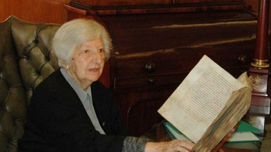 Concha Casado en la entrega del códice a la Universidad de León en 2009.