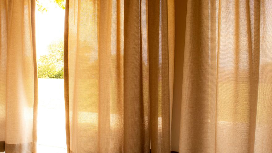 De lino, algodón o sintéticas: qué debemos considerar al elegir la tela para las cortinas