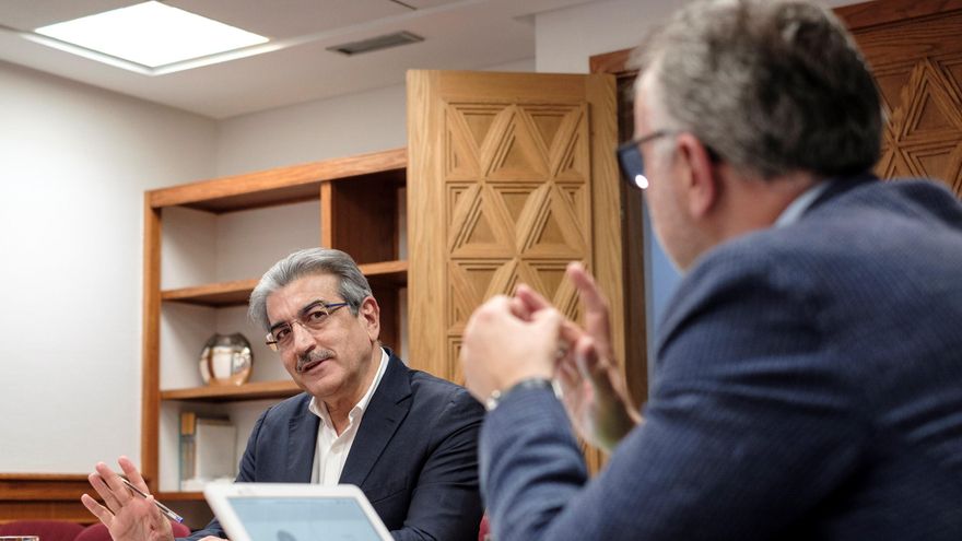 El presidente de Canarias, Ángel Víctor Torres, conversa con el vicepresidente y consejero de Hacienda, Román Rodríguez (i), durante la reunión semanal del Consejo de Gobierno