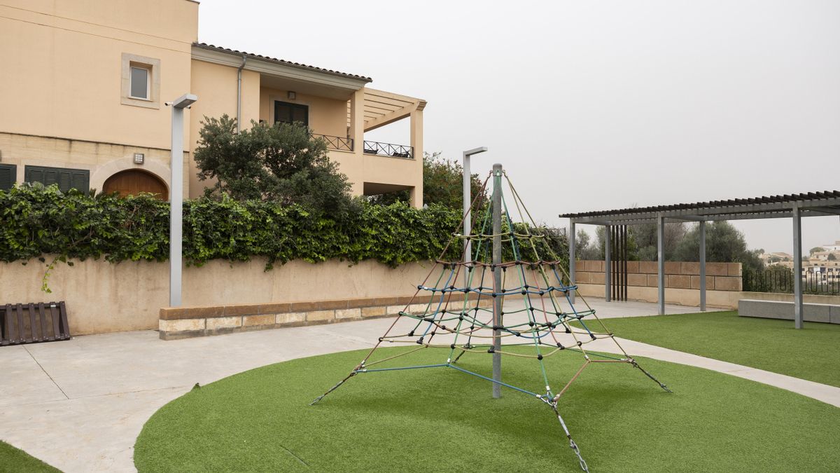 Parque de la calle Bartomeu Coll i Bibiloni: ejemplo de cómo los parques y plazas del municipio están vigilados mediante cámaras integradas en las farolas del recinto, sin zonas sin cobertura.