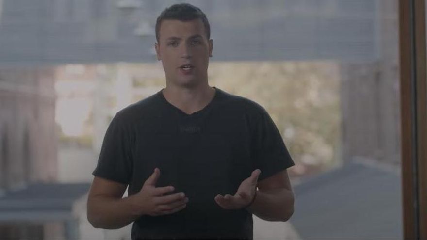 Despidos y un crédito blando del Estado: la “cuesta abajo” del joven emprendedor premiado por el Gobierno de Ayuso