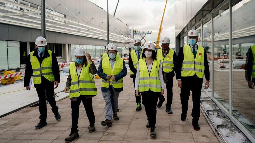Isabel Díaz Ayuso visita el hospital Isabel Zendal junto al consejero de Sanidad, Enrique Ruiz-Escudero, la diputada del PP, Ana Pastor, y personal de la Comunidad de Madrid.