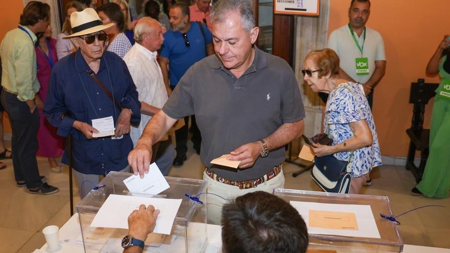 El alcalde de Sevilla, José Luis Sanz, ejerce su derecho al voto