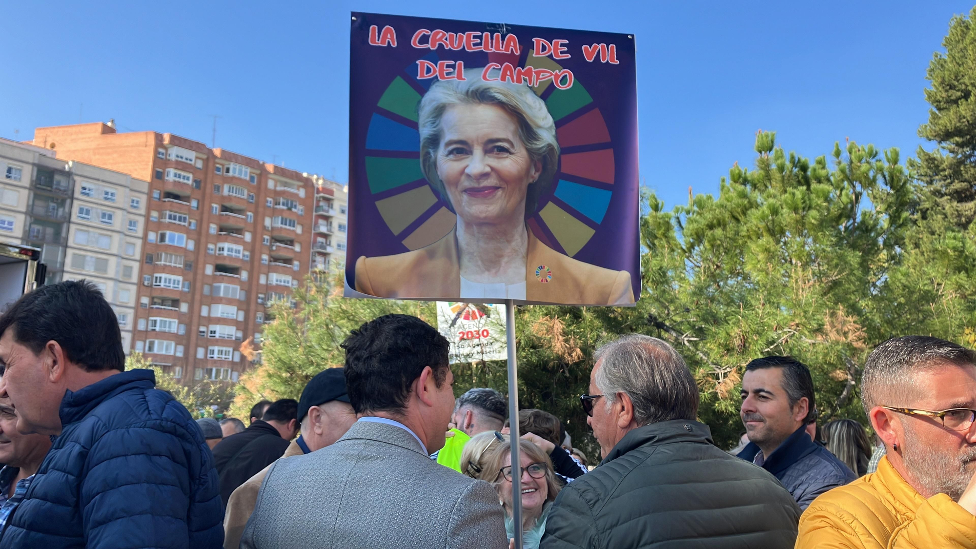 Una pareja de manifestantes con un cartel que tilda a Ursula von der Leyen de "la Cruella de Vil del campo"