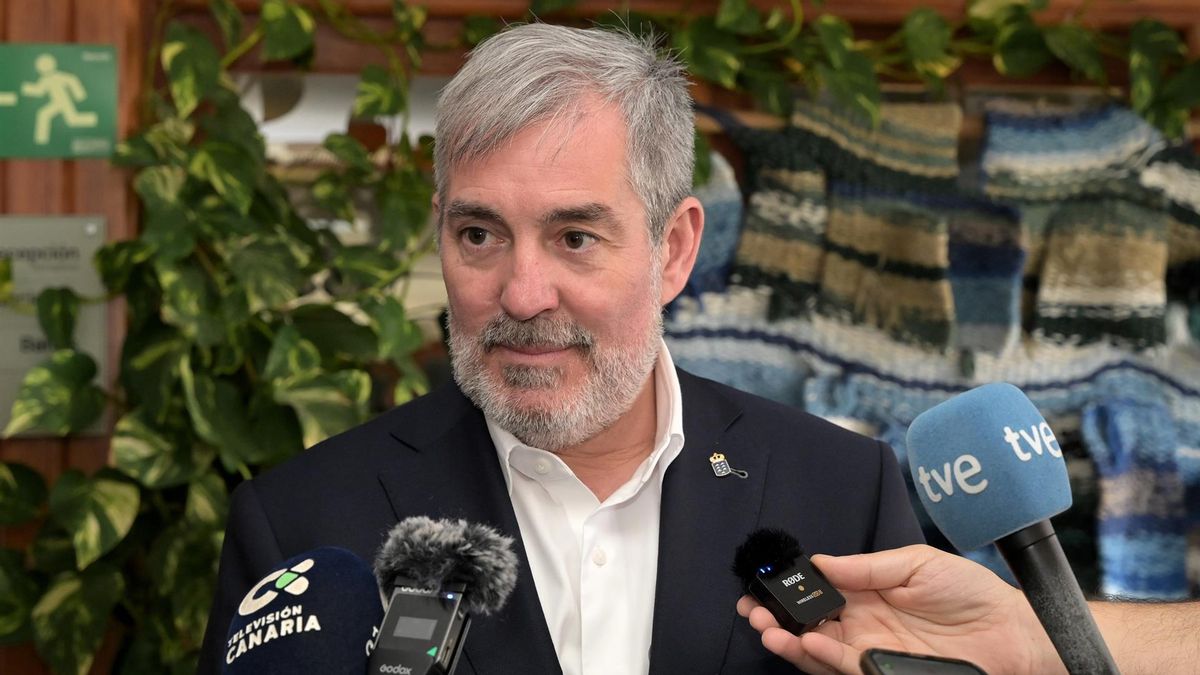 El presidente del Gobierno de Canarias, Fernando Clavijo, durante una reunión oficial con eurodiputados en El Hierro este martes.