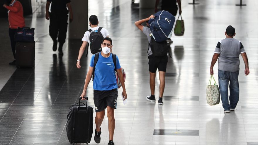 Varias personas transitan en una terminal de transporte, en Buenos Aires (Argentina), en una fotografía de archivo. EFE/Juan Ignacio Roncoroni