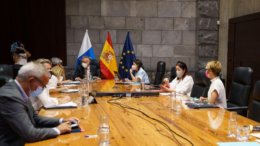 Canarias aprueba el decreto ley de medidas COVID con novedades en todos los niveles de alerta: abre el ocio nocturno y hay cambios en los aforos