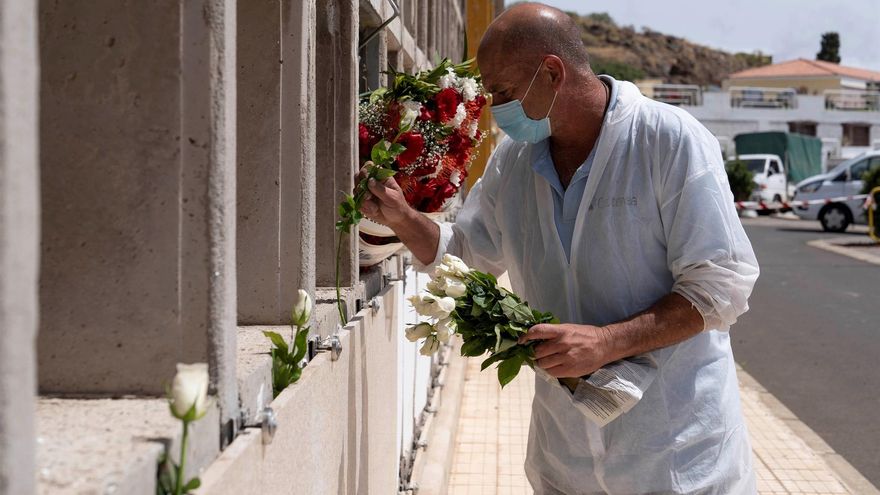 Los cuerpos de 15 de los 24 inmigrantes fallecidos que fueron localizados el 26 de abril en un cayuco a un 500 kilómetros de la isla de El Hierro, han sido enterrados este sábado en el cementerio de Santa Lastenia, en Santa Cruz de Tenerife.