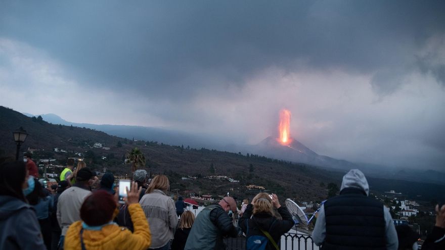 Volcán de La Palma, ante la mirada de decenas de personas en Los Llanos