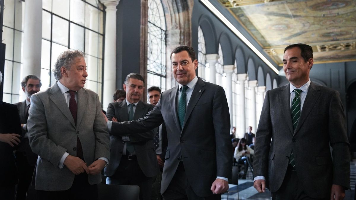 El retraso de la Junta de Andalucía con el teletrabajo obliga a improvisar una solución transitoria para sus funcionarios