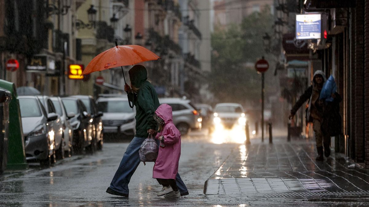Un hombre observa un coche protegido para la lluvia este jueves en Catarroja (Valencia).EFE/ Kai Forsterling