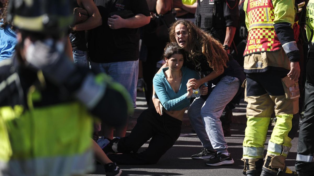 Participantes en el simulacro de erupción volcánica en Garachico, Tenerife.