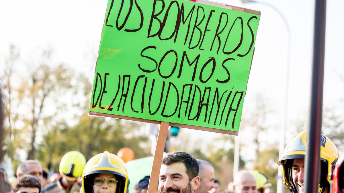 Varios bomberos y otros ciudadanos durante la manifestación de la Coordinadora Unitaria de Bomberos Profesionales (CUBP) para denunciar la gestión de la Emergencia de la DANA, a 30 de noviembre de 2024, en Madrid (España).