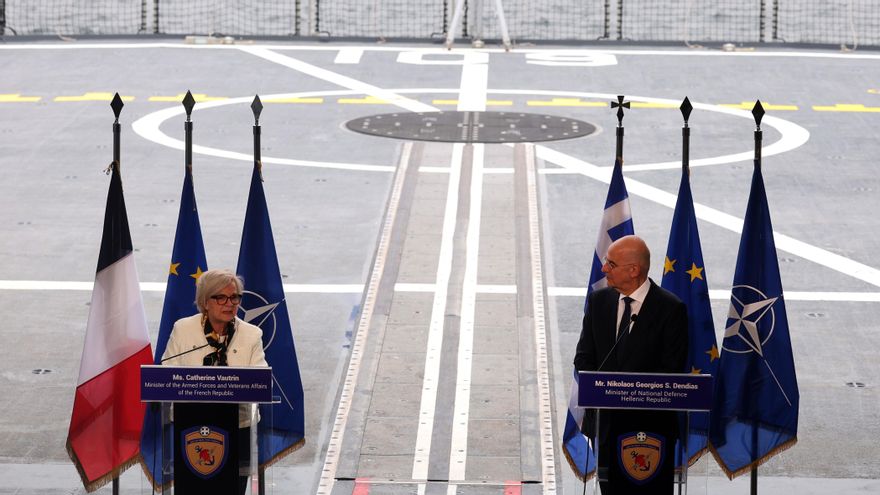 El ministro de Defensa griego, Nikos Dendias (D), y la ministra de las Fuerzas Armadas francesa, Catherine Vautrin (I), ofrecen una conferencia de prensa conjunta a bordo de la primera fragata del tipo FDI-HN griego 'Belharra' llamada 'Kimon', tras su reunión en la Base Naval de Salamina en Ática, Grecia, 29 de enero de 2026. (Francia, Grecia) EFE/EPA/GEORGE VITSARAS