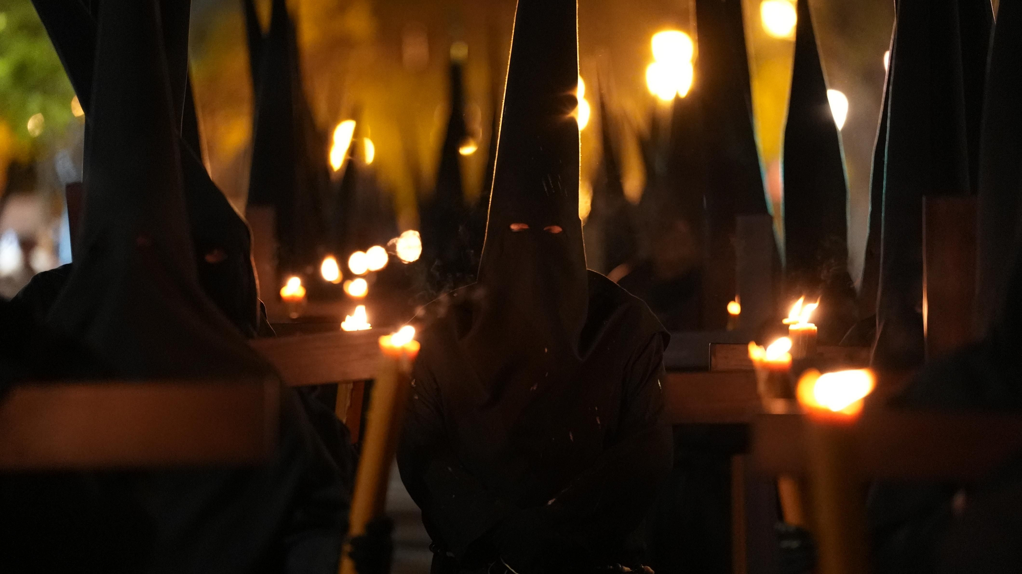 La salida procesional del Via Crucis, en imágenes