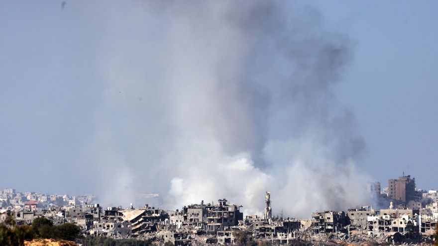 El humo se eleva en la parte norte de la Franja de Gaza, vista desde Sderot, Israel, el 10 de noviembre de 2023. EFE/EPA/NEIL HALL