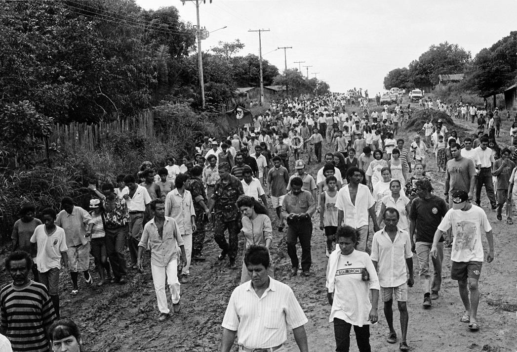 El camino tomado por los trabajadores rurales que se acercan al cementerio de Curionópolis para la incineración de las 19 víctimas de la masacre © João Roberto Ripper