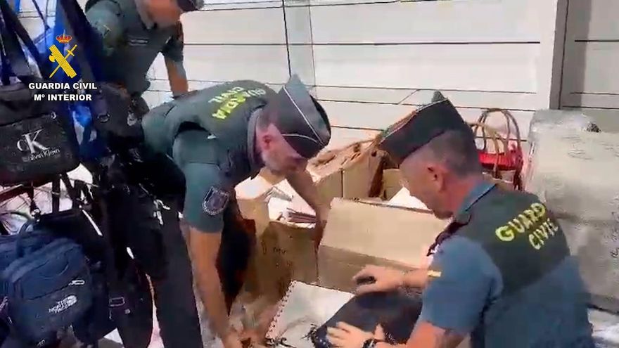 Agentes de la Guardia Civil, durante la operación de incautación de productos falsificados.
