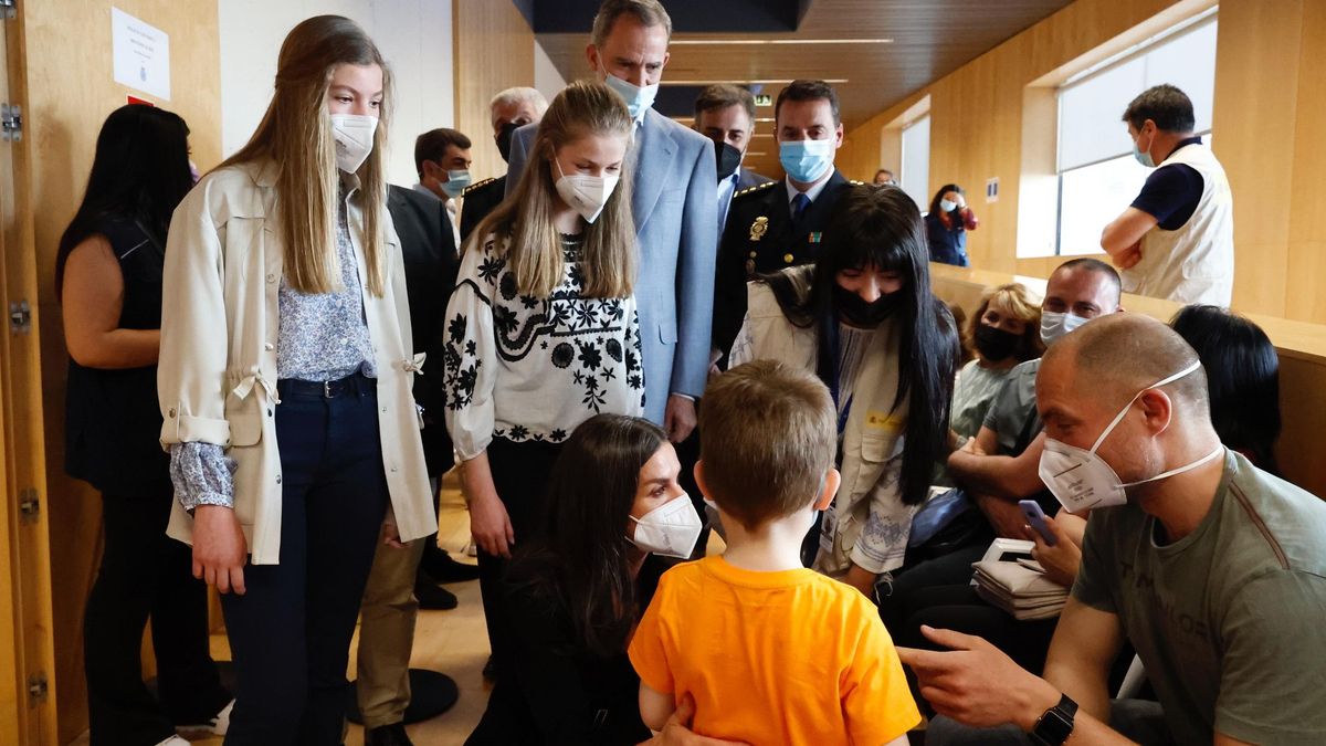 Los Reyes, acompañados por la Princesa de Asturias y la Infanta Sofía, han visitado el Centro de Recepción, Atención y Derivación de refugiados ucranianos ubicado en Pozuelo de Alarcón, Madrid.