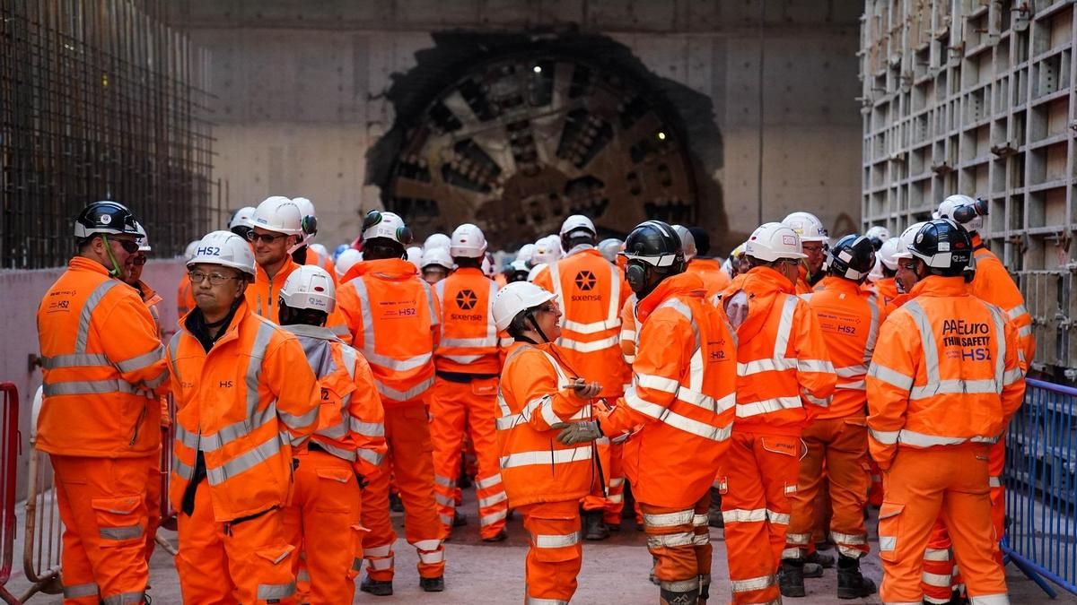 Trabajadores del proyecto de alta velocidad en Birmingham, Inglaterra, junto a una máquina de perforación de túneles en 2025.
