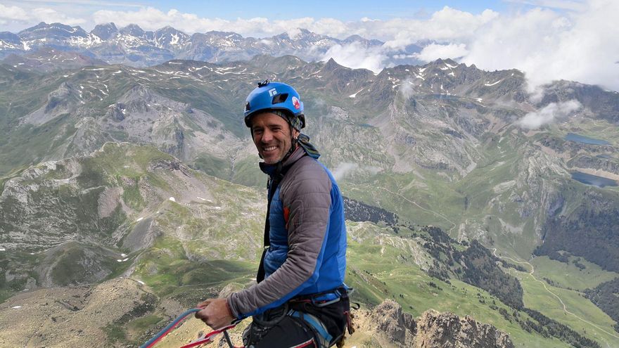 Daniel Orte Menchero en una reunión escalando el 'Espolón Norte' del Petit Pic d'Ossau.