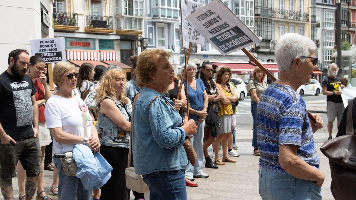 "Odia el racismo, no a las personas": colectivos sociales reivindican en Santander los derechos de las personas inmigrantes
