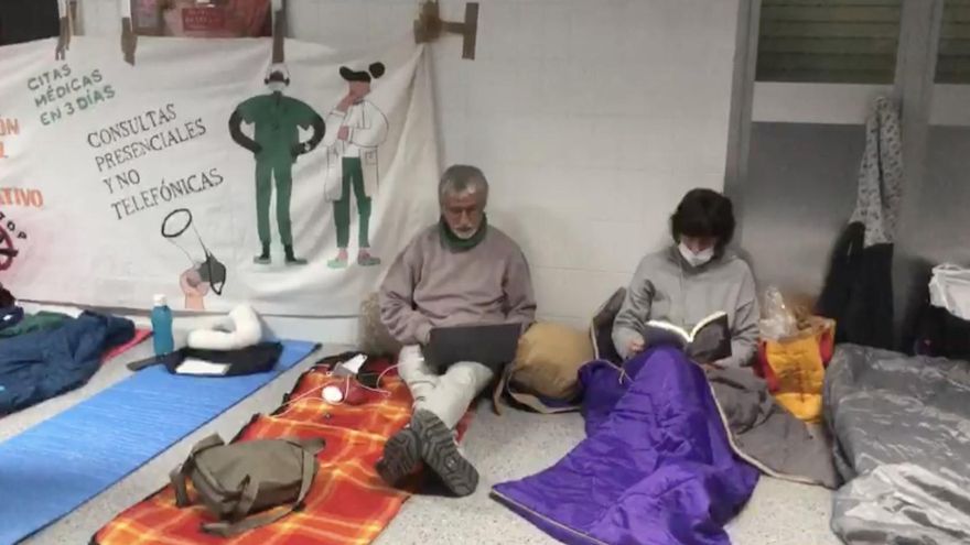 Miembros de la plataforma durante el encierro en el centro de salud